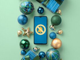 7 Ways to Spend Less Time on Your Phone This Holiday Season (and Be More Present)
