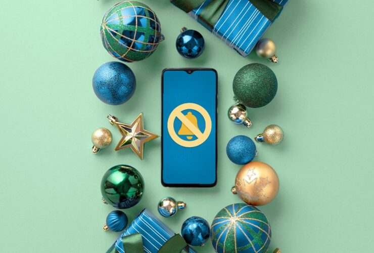 7 Ways to Spend Less Time on Your Phone This Holiday Season (and Be More Present)