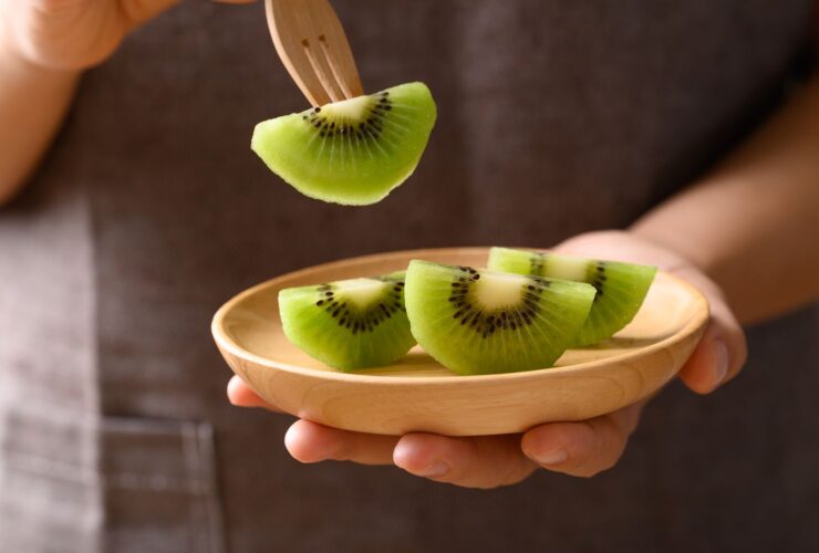 What Happens to Your Constipation and Bloating When You Eat Kiwis Every Day