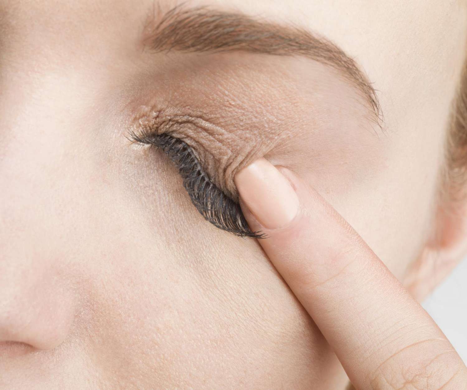6 Causes of a Rash on Your Eyelid and How to Treat It