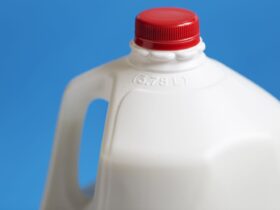 We Asked a Dietitian If Whole Milk Is Healthier Than Skim Milk
