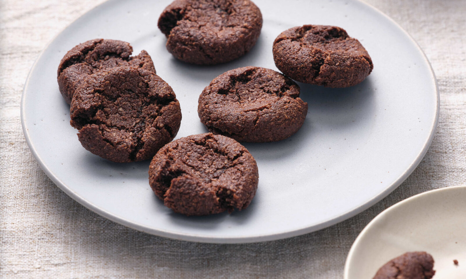 6-Ingredient Chocolate Protein Cookies From A Chef & Nutritionist