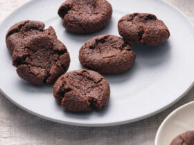 6-Ingredient Chocolate Protein Cookies From A Chef & Nutritionist