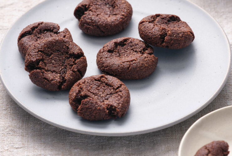 6-Ingredient Chocolate Protein Cookies From A Chef & Nutritionist