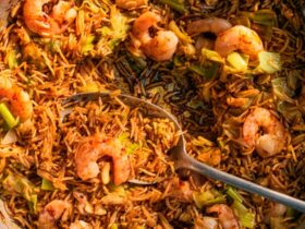 Garlicky leek & prawn rice