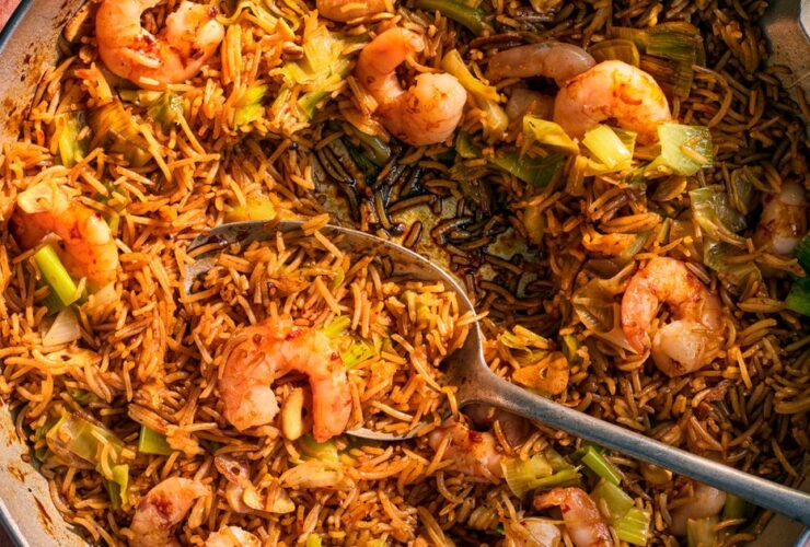 Garlicky leek & prawn rice
