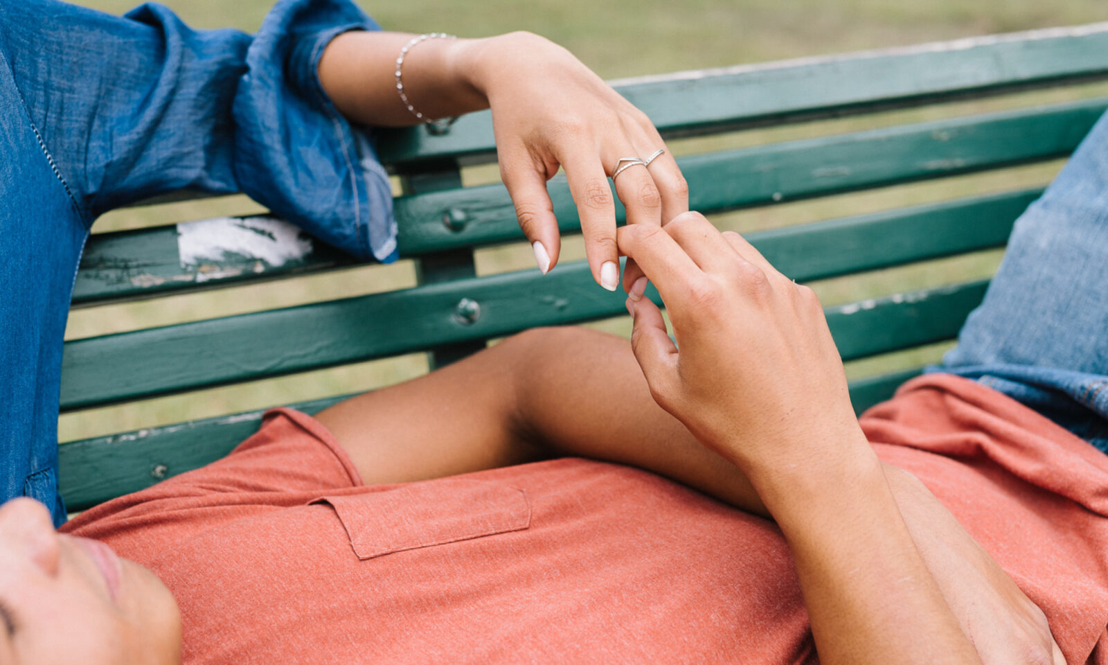 Holding Hands While Fighting Helps Couples Stay Calm: Study