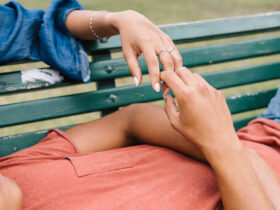 Holding Hands While Fighting Helps Couples Stay Calm: Study