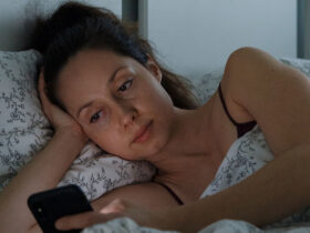 How To Quiet Negative Thoughts That Are Keeping You Awake