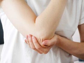 This Skin Condition Leads To Painful Joints & Arthritis, New Research Reveals