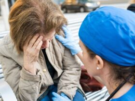 What to Do If Someone Is Having a Stroke: Dos & Don’ts