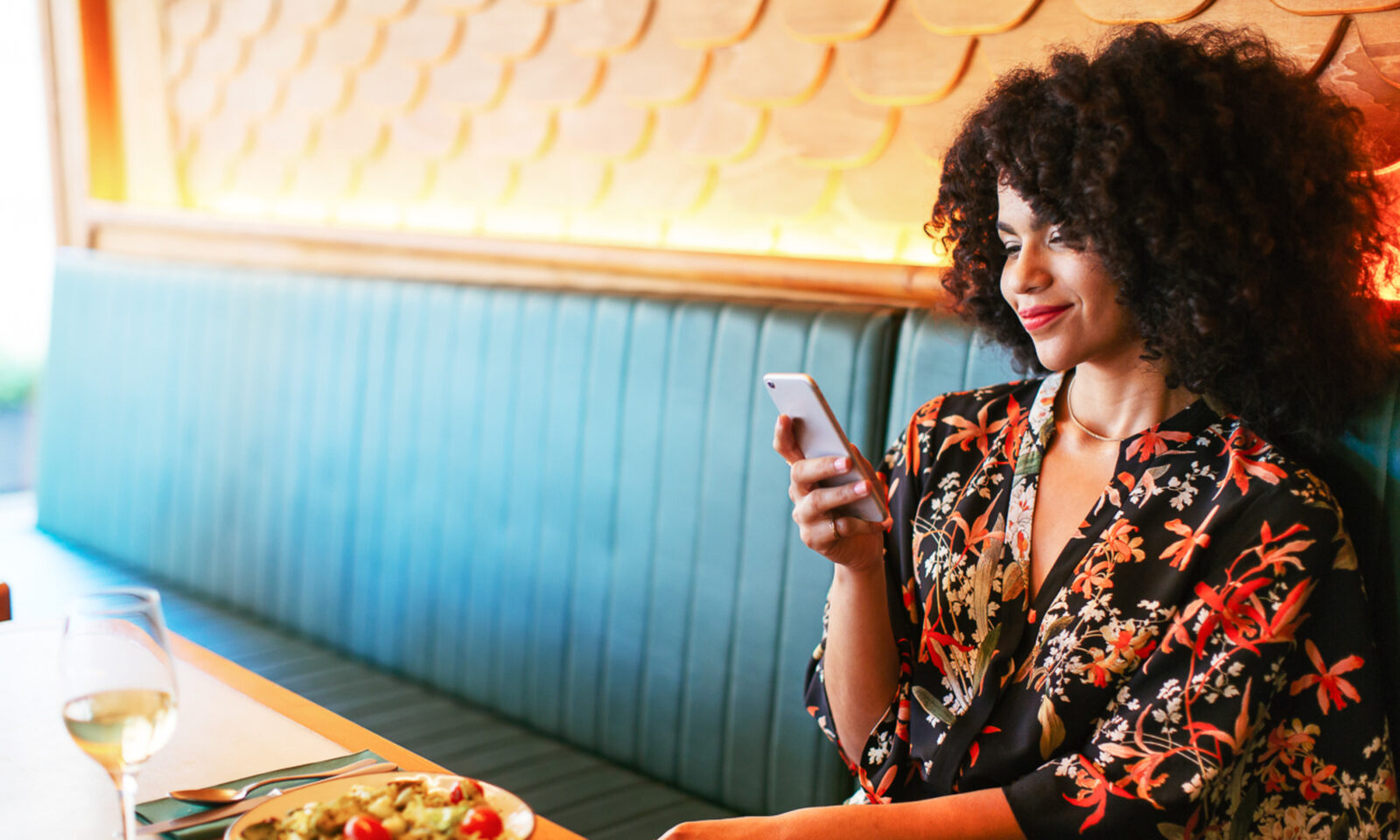 Does Distracted Eating Make You Eat More? Yes — But Not How You'd Think