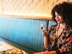 Does Distracted Eating Make You Eat More? Yes — But Not How You'd Think