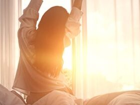 How to wake up early in the morning: 11 expert tips